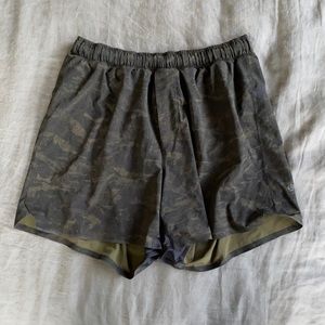 Men’s lululemon 5” green shorts w/ liner!